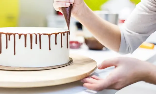 ¡4 maneras de decorar tus pasteles!