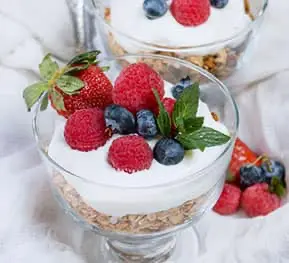 Trifle de granola, yogurt y frutos rojos