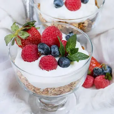 Trifle de granola, yogurt y frutos rojos