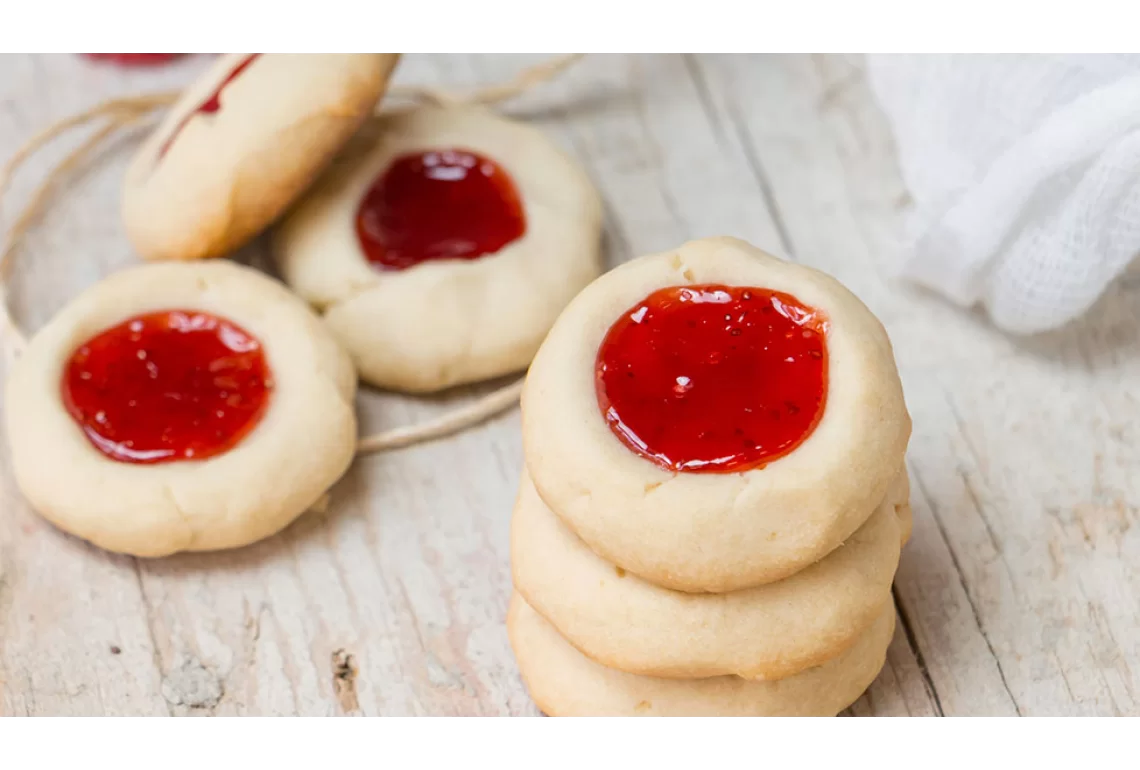 Galletas de vainilla y mermelada de frambuesas