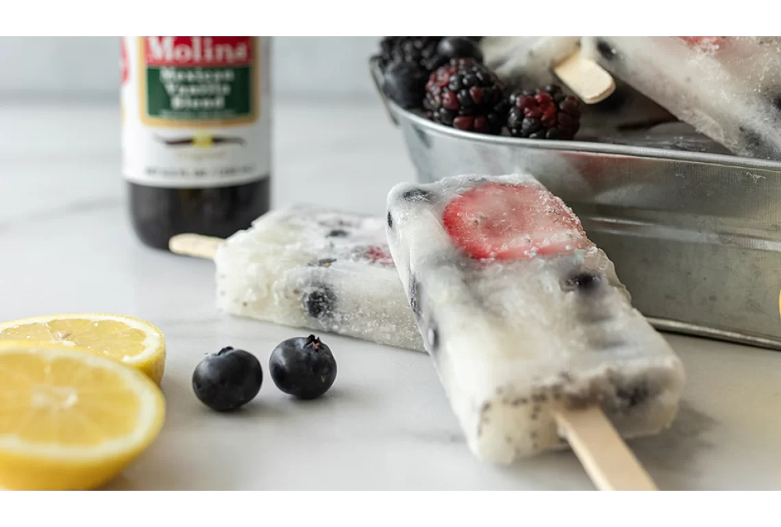 Paletas heladas de coco y berries