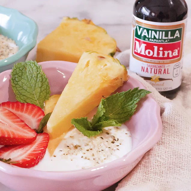 Smoothie bowl de fresas y piña